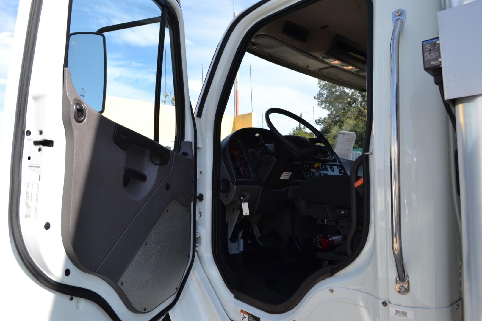 2019 WHITE /BLACK FREIGHTLINER M2-106 with an CUMMINS B6.7L 260HP engine, ALLISON 2500RDS AUTOMATIC transmission, located at 9172 North Fwy, Houston, TX, 77037, (713) 910-6868, 29.887470, -95.411903 - Photo#16